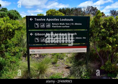 Princetown, VIC, Australien, 06. November 2017: Direction Board auf der Great Ocean Road im Port Campbell National Park Stockfoto