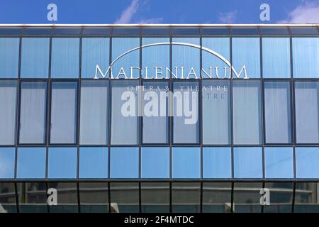 Belgrad, Serbien - 15. März 2020: Madlenianum Oper und Theater Schild am Gebäude Veranstaltungsort in Zemun Stockfoto