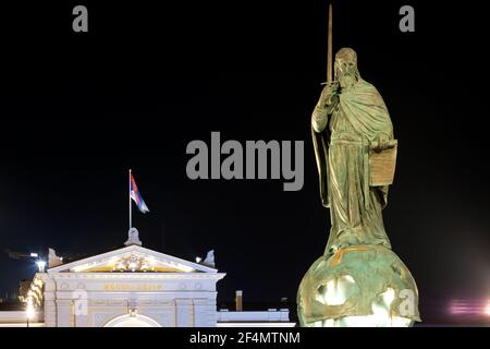 Belgrad, Serbien - 27. Januar 2021: Statue des serbischen Königs Stefan Nemanja Eröffnungsfeier in der Nacht in der Hauptstadt. Stockfoto