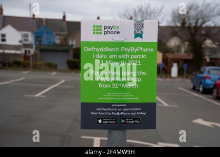 Fishguard, Pembrokeshire, Wales, Großbritannien. 22nd. März 2021 Einheimische und Touristen haben einen kleinen Anstieg der Parkgebühren, können aber jetzt mit Karte und Telefon sowie Münzen dank neu installierten modernen Pay-Maschinen und Telefon-App bis zum 31st. märz bezahlen.Kredit: Debra Angel/Alamy Live News Stockfoto