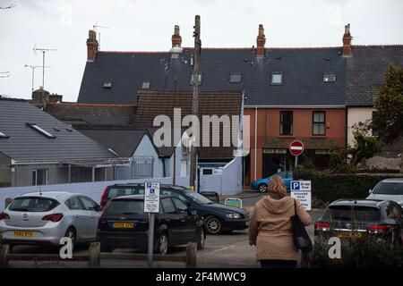 Fishguard, Pembrokeshire, Wales, Großbritannien. 22nd. März 2021 Einheimische und Touristen haben einen kleinen Anstieg der Parkgebühren, können aber jetzt mit Karte und Telefon sowie Münzen dank neu installierten modernen Pay-Maschinen und Telefon-App bis zum 31st. märz bezahlen.Kredit: Debra Angel/Alamy Live News Stockfoto