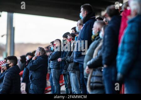 Fans und Zuschauer beobachten Fußballspiele der unteren Liga während der Coronavirus-Pandemie Covid-19 in England, Großbritannien. Tragen von Gesichtsbezügen und Gesichtsmasken. Stockfoto
