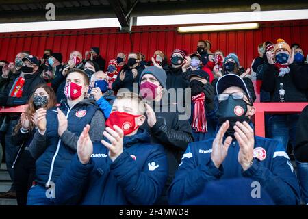 Fans und Zuschauer beobachten Fußballspiele der unteren Liga während der Coronavirus-Pandemie Covid-19 in England, Großbritannien. Tragen von Gesichtsbezügen und Gesichtsmasken. Stockfoto