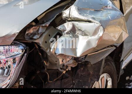 BUKAREST, RUMÄNIEN - Mär 16, 2021: Beschädigte Auto Detail auf crashed Auto, zerstörte Fahrzeug. Zermalmtes Metall und Kunststoff nach einem Verkehrsunfall in Bukarest Stockfoto