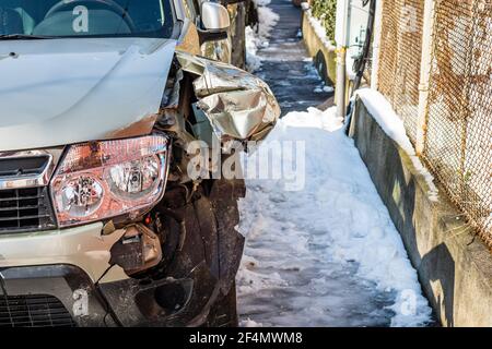 BUKAREST, RUMÄNIEN - Mär 16, 2021: Beschädigte Auto Detail auf crashed Auto, zerstörte Fahrzeug. Zermalmtes Metall und Kunststoff nach einem Verkehrsunfall in Bukarest Stockfoto