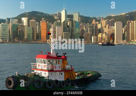 Hong Kong Insel, Hong Kong, China, Asien - Tugboat vor der modernen Skyline von Hong Kong. Stockfoto