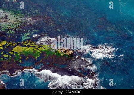 Australien, VIC, Luftaufnahme zum Tasmanischen Meer mit Schwärmen und Klippen im Port Campbell National Park Stockfoto