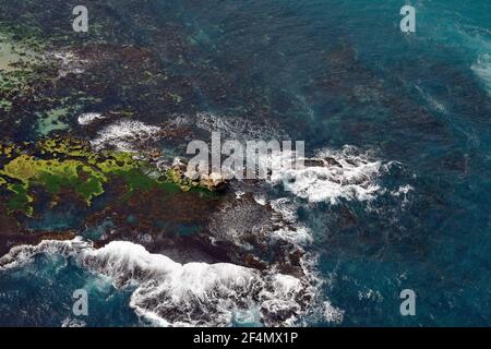 Australien, VIC, Luftaufnahme zum Tasmanischen Meer mit Schwärmen und Klippen im Port Campbell National Park Stockfoto