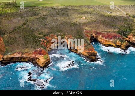 Australien, VIC, Luftaufnahme von der spektakulären Küste auf der Great Ocean Road in Port Campbell National Park Stockfoto