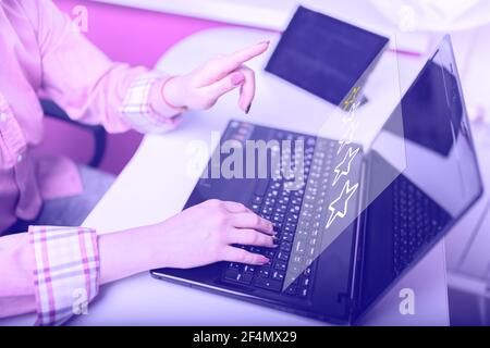 Negatives Feedback und Online-Bewertung schreiben mit 1 ein Stern Bewertung, Reputation Management und Customer Relations Konzept, Zufriedenheit erleben. Gir Stockfoto