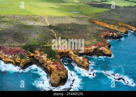 Australien, VIC, Luftaufnahme von der spektakulären Küste auf der Great Ocean Road in Port Campbell National Park Stockfoto