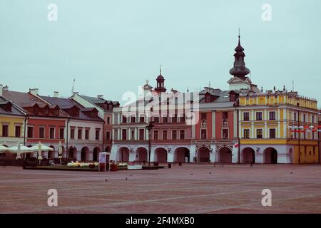 Zamosc, Polen, 10. November 2020. UNESCO-Weltkulturerbe Stadt mit Renaissance- und Barockhäusern.Hell farbige gelbe, rosa und grüne Fassaden mit gres Stockfoto