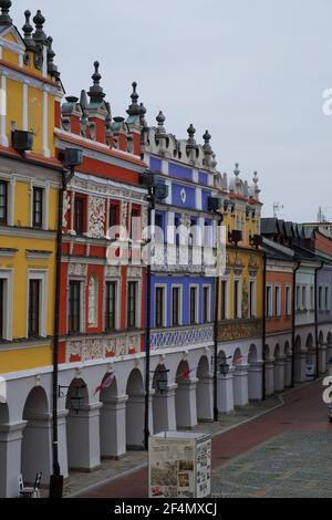 Zamosc, Polen, 10. November 2020. Reich verzierte alte Renaissance-Häuser in der polnischen Stadt Zamosc. Bunte alte europäische Häuser, Touristen anziehen Stockfoto