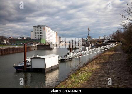 Anlegestelle für Polizei- und Feuerwehrboote und die Ellmill oder Aurora Mühle im Deutz Hafen, Kreis Deutz, Köln, Deutschland. Appleaus for Polizei- und Feuerwehr Stockfoto