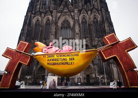 Vertreter der Opfer protestieren gegen die zögerliche Offenlegung von Missbrauchsfällen durch kirchenbeamte mit einer Skulptur des Künstlers Jacques Tilly in Vorderseite des t Stockfoto