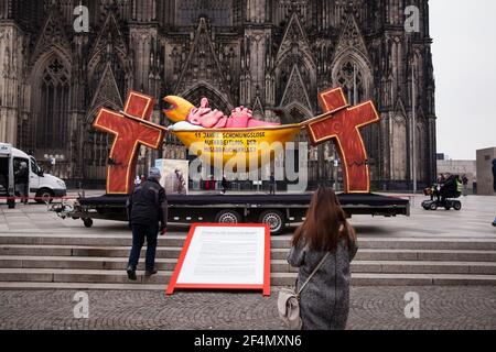 Vertreter der Opfer protestieren gegen die zögerliche Offenlegung von Missbrauchsfällen durch kirchenbeamte mit einer Skulptur des Künstlers Jacques Tilly in Vorderseite des t Stockfoto