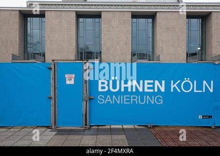 Horten am Opernhaus am Offenbachplatz, Restaurierung, Köln, Deutschland. Bauzaun am Opernhaus am Offenbachplatz, Sanierung, Köln, Deutsch Stockfoto