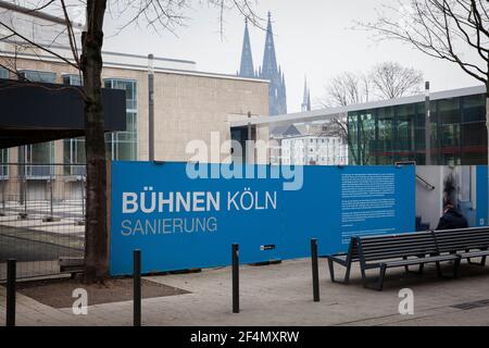 Horten am Opernhaus am Offenbachplatz, Restaurierung, Köln, Deutschland. Bauzaun am Opernhaus am Offenbachplatz, Sanierung, Köln, Deutsch Stockfoto