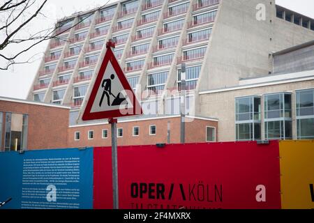 Horten am Opernhaus am Offenbachplatz, Restaurierung, Köln, Deutschland. Bauzaun am Opernhaus am Offenbachplatz, Sanierung, Köln, Deutsch Stockfoto