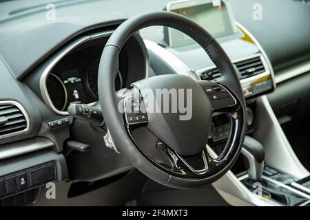 Leeres Interieur der modernen Premium-Auto dunklen Innenraum Nahaufnahme Lenkung Rad und Fahrersitz Stockfoto