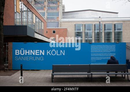 Horten am Opernhaus am Offenbachplatz, Restaurierung, Köln, Deutschland. Bauzaun am Opernhaus am Offenbachplatz, Sanierung, Köln, Deutsch Stockfoto