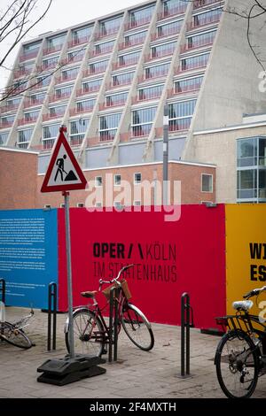 Horten am Opernhaus am Offenbachplatz, Restaurierung, Köln, Deutschland. Bauzaun am Opernhaus am Offenbachplatz, Sanierung, Köln, Deutsch Stockfoto