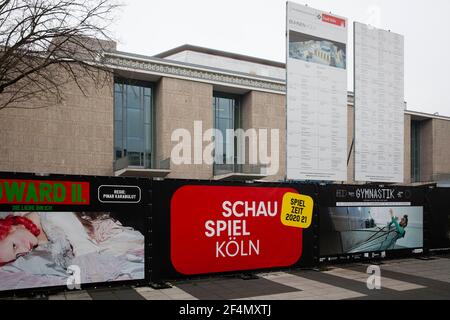 Horten am Opernhaus am Offenbachplatz, Restaurierung, Köln, Deutschland. Bauzaun am Opernhaus am Offenbachplatz, Sanierung, Köln, Deutsch Stockfoto