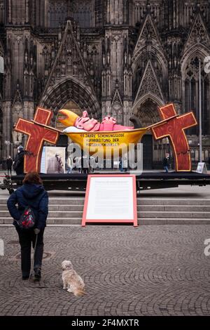 Vertreter der Opfer protestieren gegen die zögerliche Offenlegung von Missbrauchsfällen durch kirchenbeamte mit einer Skulptur des Künstlers Jacques Tilly in Vorderseite des t Stockfoto