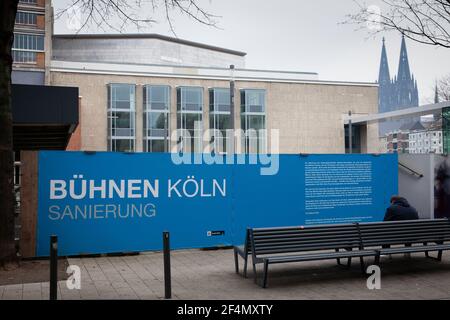 Horten am Opernhaus am Offenbachplatz, Restaurierung, Köln, Deutschland. Bauzaun am Opernhaus am Offenbachplatz, Sanierung, Köln, Deutsch Stockfoto