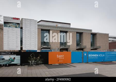 Horten am Opernhaus am Offenbachplatz, Restaurierung, Köln, Deutschland. Bauzaun am Opernhaus am Offenbachplatz, Sanierung, Köln, Deutsch Stockfoto