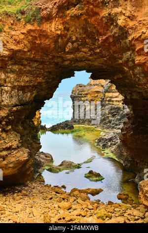 Australien, VIC, The Grotto an der Great Ocean Road im Port Campbell National Park Stockfoto