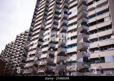 Hochhäuser im Stadtteil Chorweiler, Satellitenschüsseln, Köln, Deutschland. Hochhaeuser im Stadtteil Chorweiler, Satellitenschuesseln, Koeln, Stockfoto