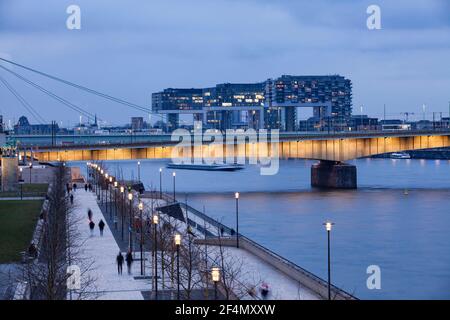 Blick vom Rheinboulevard im Stadtteil Deutz auf die Deutzer Brücke und die Kranhäuser im Rheinauer Hafen, Köln, Deutschland. Stockfoto