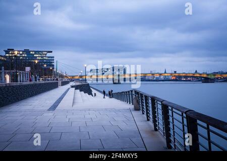 Blick vom Rheinboulevard im Stadtteil Deutz auf die Deutzer Brücke und die Kranhäuser im Rheinauer Hafen, Köln, Deutschland. Stockfoto