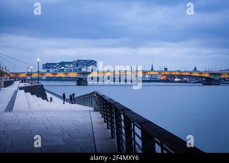 Blick vom Rheinboulevard im Stadtteil Deutz auf die Deutzer Brücke und die Kranhäuser im Rheinauer Hafen, Köln, Deutschland. Stockfoto