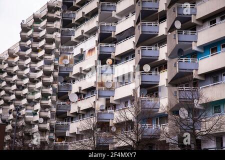 Hochhäuser im Stadtteil Chorweiler, Satellitenschüsseln, Köln, Deutschland. Hochhaeuser im Stadtteil Chorweiler, Satellitenschuesseln, Koeln, Stockfoto