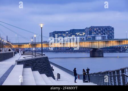 Blick vom Rheinboulevard im Stadtteil Deutz auf die Deutzer Brücke und die Kranhäuser im Rheinauer Hafen, Köln, Deutschland. Stockfoto