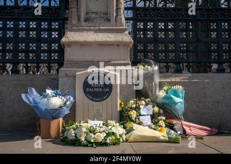 Blumengebete, die um das Denkmal zu Ehren von PC Keith Palmer, der während des Terroranschlags in Westminster getötet wurde, vor dem Palace of Westminster, London, am vierten Jahrestag des Angriffs platziert wurden. Bilddatum: Montag, 22. März 2021. Stockfoto