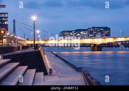 Blick vom Rheinboulevard im Stadtteil Deutz auf die Deutzer Brücke, die Severins Brücke und die Kranhäuser im Rheinauer Harbo Stockfoto