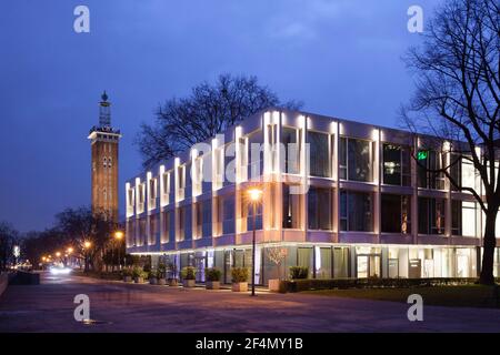 Die exklusive eventlocation 'The View' an der Straße Kennedy-Ufer und der alte Turm des ehemaligen Messegeländes, Köln, Deutschland. Die exklusive Stockfoto