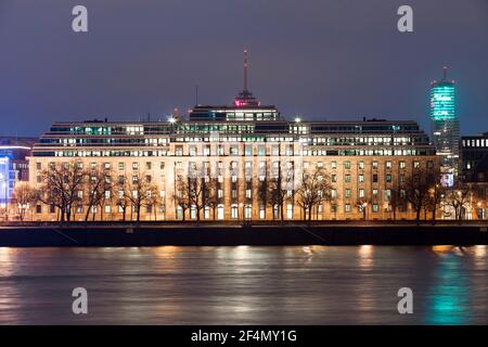 Blick vom Stadtteil Deutz auf das Bürogebäude Neue Direktion, Rhein, Köln, Deutschland, Sitz der Europäischen Agentur für Flugsicherheit (EASA Stockfoto