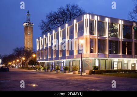 Die exklusive eventlocation 'The View' an der Straße Kennedy-Ufer und der alte Turm des ehemaligen Messegeländes, Köln, Deutschland. Die exklusive Stockfoto