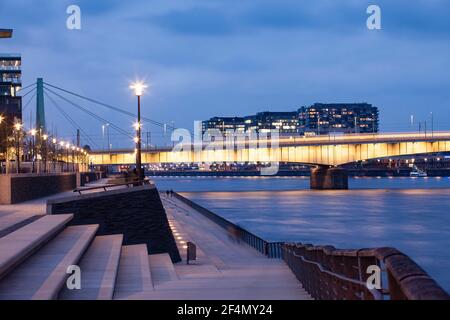 Blick vom Rheinboulevard im Stadtteil Deutz auf die Deutzer Brücke, die Severins Brücke und die Kranhäuser im Rheinauer Harbo Stockfoto