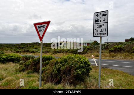 Australien, VIC, Informationen und Straßenschild an der Great Ocean Road im Port Campbell National Park Stockfoto