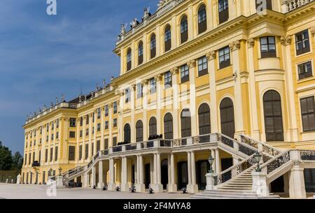 Treppenhäuser vor dem königlichen Schloss Schönbrunn in Wien, Österreich Stockfoto