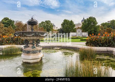 Brunnen und Blumen im Volksgarten von Wien, Österreich Stockfoto