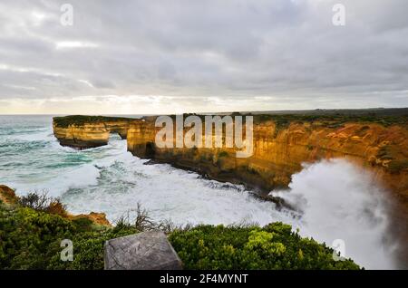 Australien, VIC, stürmisches Wetter auf der Great Ocean Road im Port Campbell National Park Stockfoto