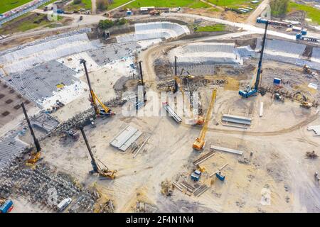 Ausrüstung für die Installation von Pfählen im Boden, schwere Maschinen für das Anfahren von Pfeilern arbeiten bei der Verlegung des Fundamentgebäudes. Bauhöhe aus der Luft Stockfoto