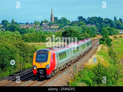 Klasse 221 Voyager Nummer 221135 arbeitet ein Virgin Cross Country Service in Kings Sutton am 12th. Juli 2007. Stockfoto