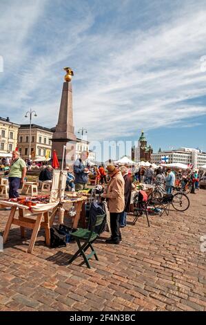 Einheimische und Touristen auf einem offenen Markt auf dem Kauppatori (Marktplatz) entlang der Hafenpromenade in Helsinki, Finnland Stockfoto